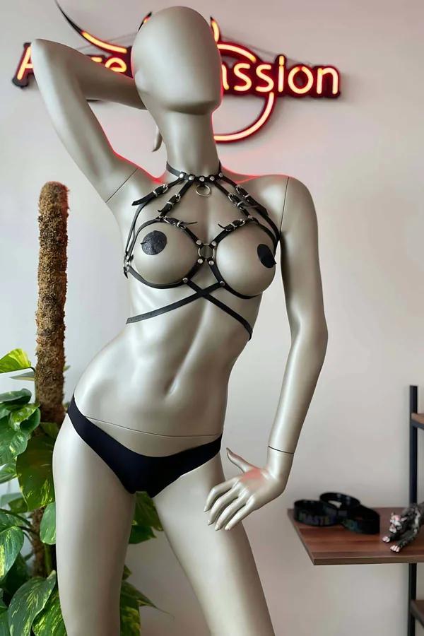 Strappy O-Ring Chest Harness with Chain Accent