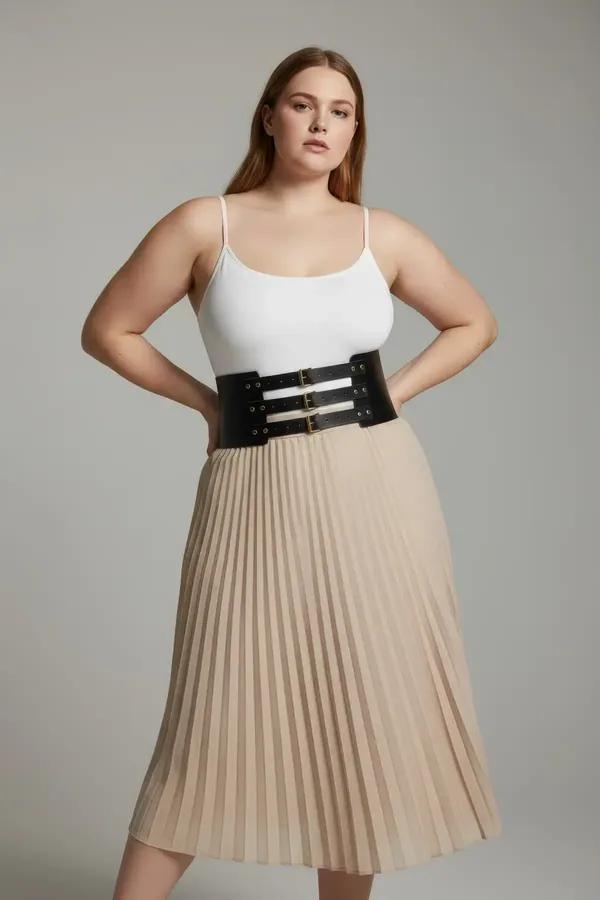 ខ្សែក្រវ៉ាត់ corset ស្បែក សិប្បនិម្មិត ពណ៌ ខ្មៅ ជាមួយ ក្បាល ដែក ពណ៌ ប្រាក់ បី ជួរ លម្អ លើ រ៉ូប ពណ៌ ក្រែម