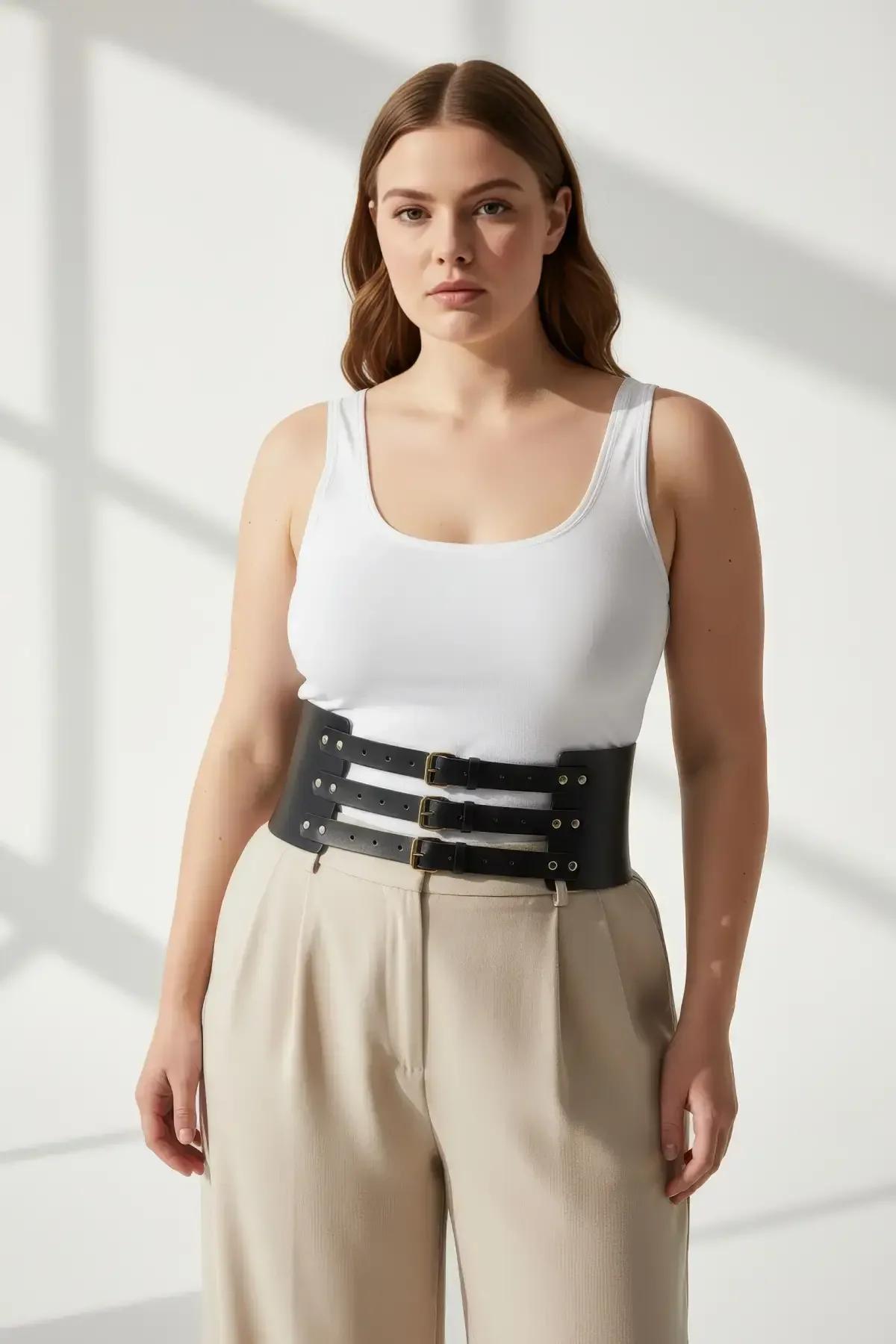 ខ្សែក្រវ៉ាត់ corset ស្បែក ពណ៌ ខ្មៅ ពាក់ លើ រ៉ូប ប៉ាក់ ផ្កា បង្ហាញ រាង ចង្កេះ នាឡិកាខ្សាច់ យ៉ាង ទាក់ទាញ