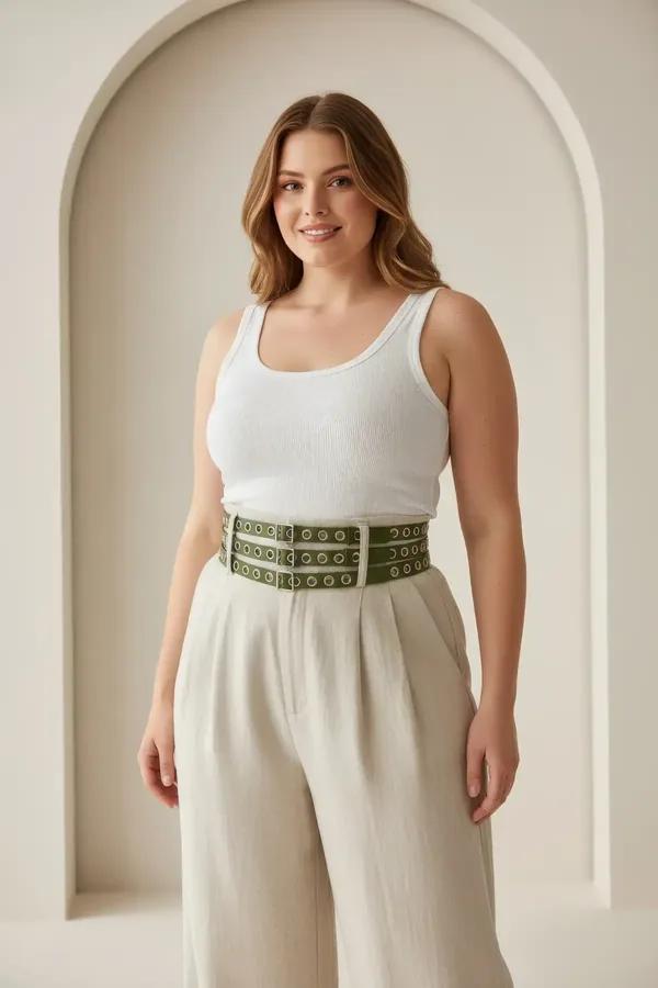 ខ្សែក្រវ៉ាត់ Corset ស្បែក សិប្បនិម្មិត ពណ៌ បៃតង ម៉ូដ ខ្សែ បី ជាន់ ជាមួយ ក្បាល ដែក ពណ៌ ប្រាក់ លម្អ លើ រ៉ូប វែង ពណ៌ ក្រែម
