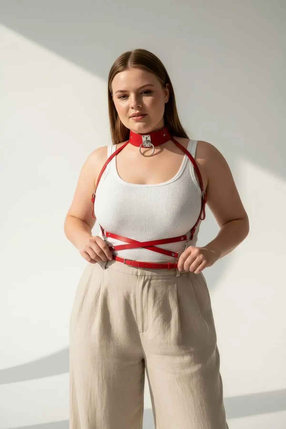 ខ្សែក្រវ៉ាត់ harness ពណ៌ ក្រហម លើ អាវយឺត និង ខោ ជើង វែង ពណ៌ ក្រែម បង្ហាញ រាង ស្អាត លេចធ្លោ