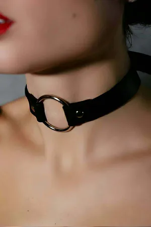 Adjustable Stylish Leather Choker with Single Ring Detail - APFT684